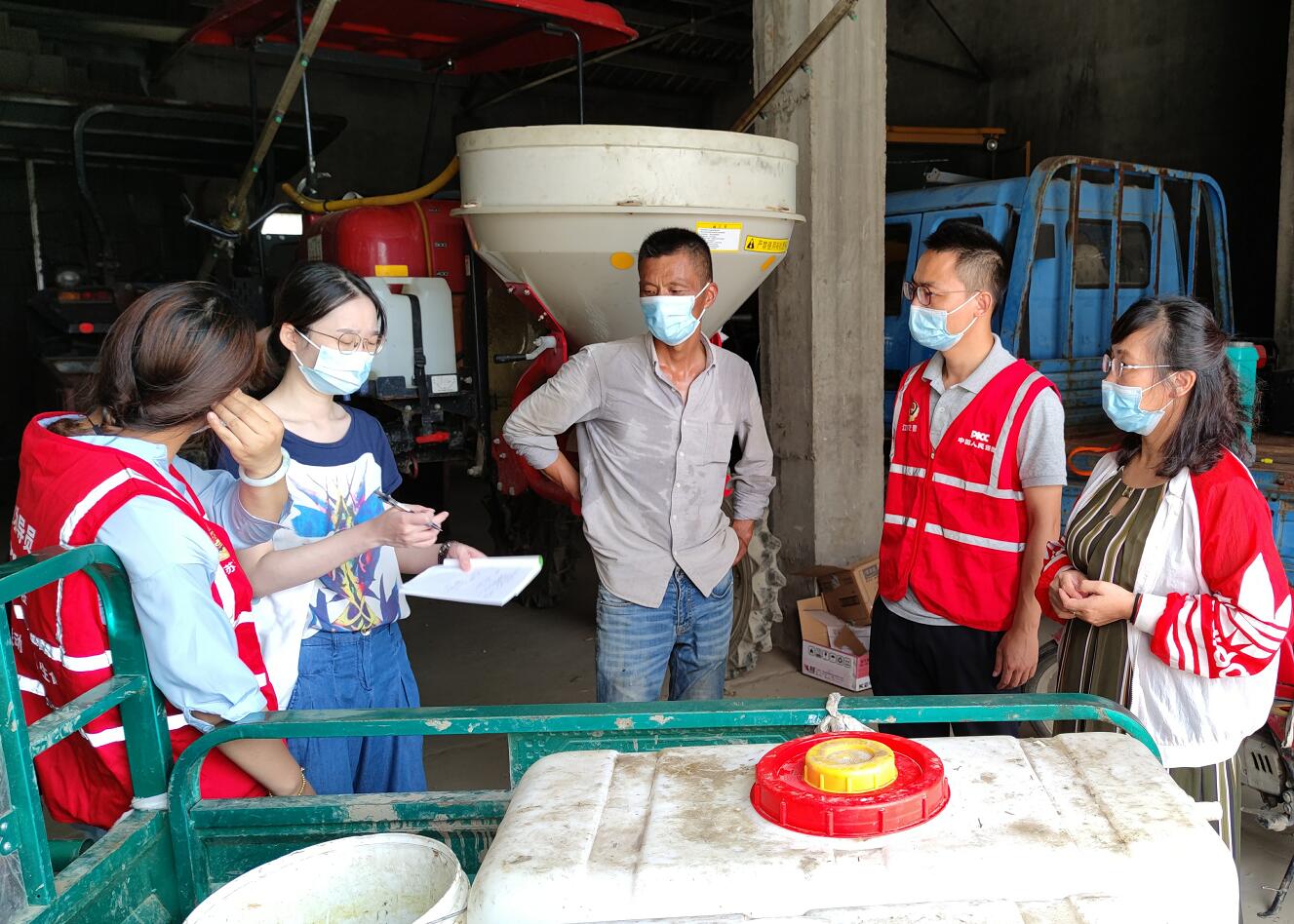 (家庭农场曾伟林介绍今年水稻种植等情况)